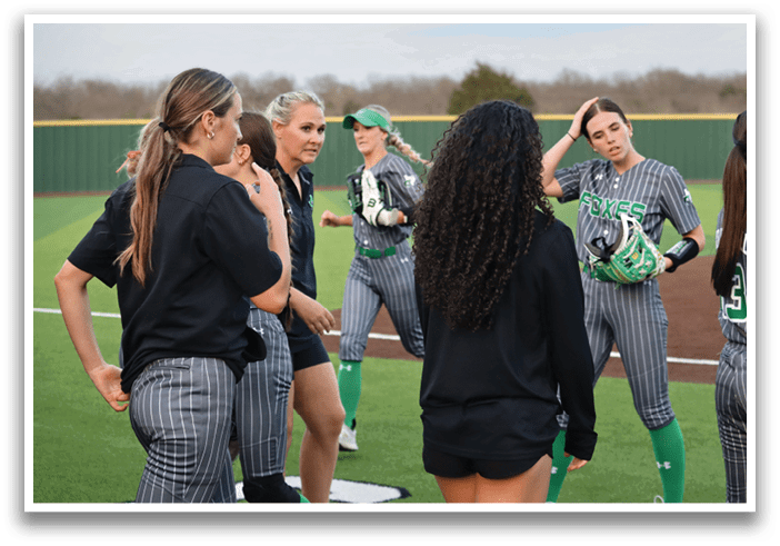A group of women wearing sports uniforms are standing on a field. Contenido generado con IA