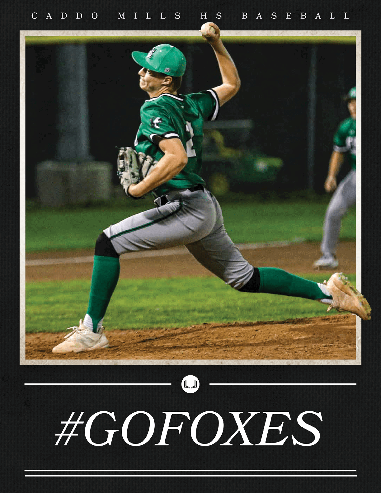 A baseball player in a green and white uniform is pitching a ball. Contenido generado con IA