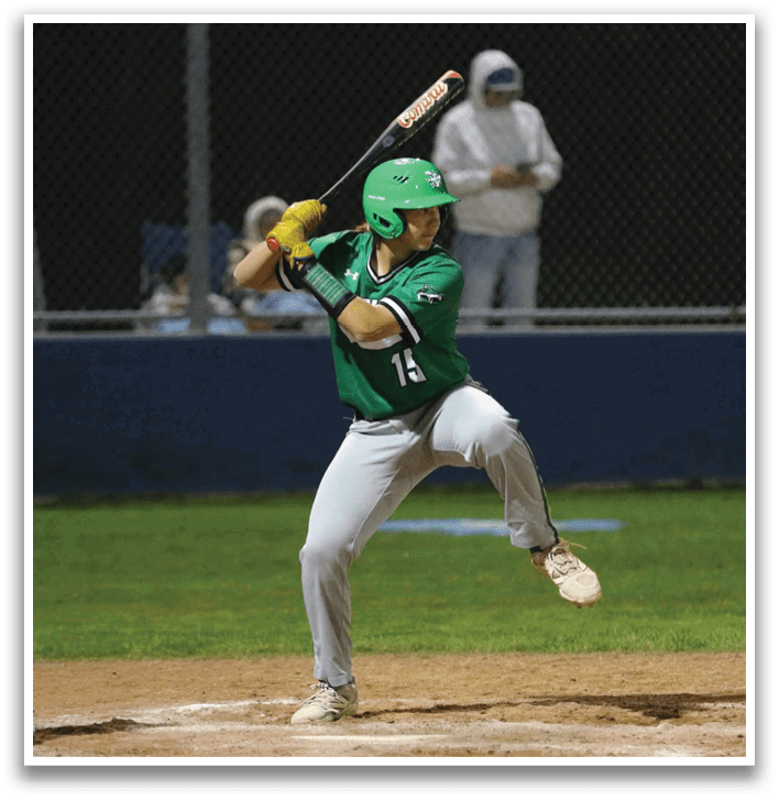 A baseball player in a green shirt and white pants is swinging a bat, attempting to hit a ball. Contenido generado con IA