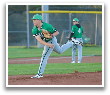 A baseball player in a green shirt and white pants is pitching a ball. Contenido generado con IA