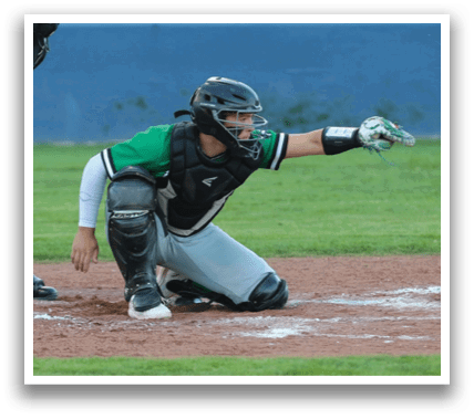 A baseball game is in progress with a batter, catcher, and umpire. The batter is swinging his bat, while the catcher is preparing to catch the ball. The umpire is standing behind the catcher, ready to make a call. Contenido generado con IA