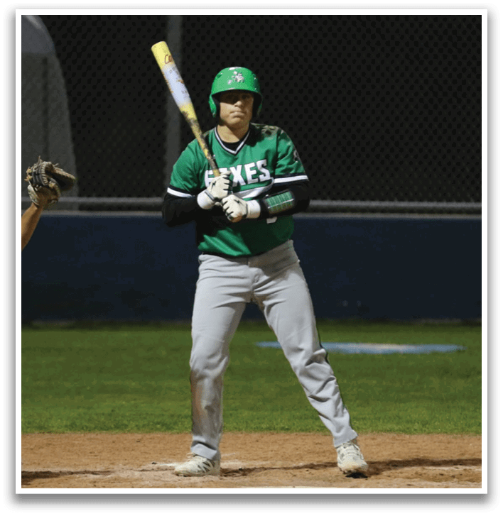 A baseball player in a green shirt and gray pants is holding a bat, getting ready to swing. Contenido generado con IA