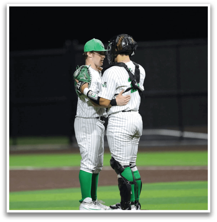 Two baseball players hugging on the field. Contenido generado con IA