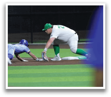 A baseball player slides into home plate while another player tries to catch the ball. Contenido generado con IA