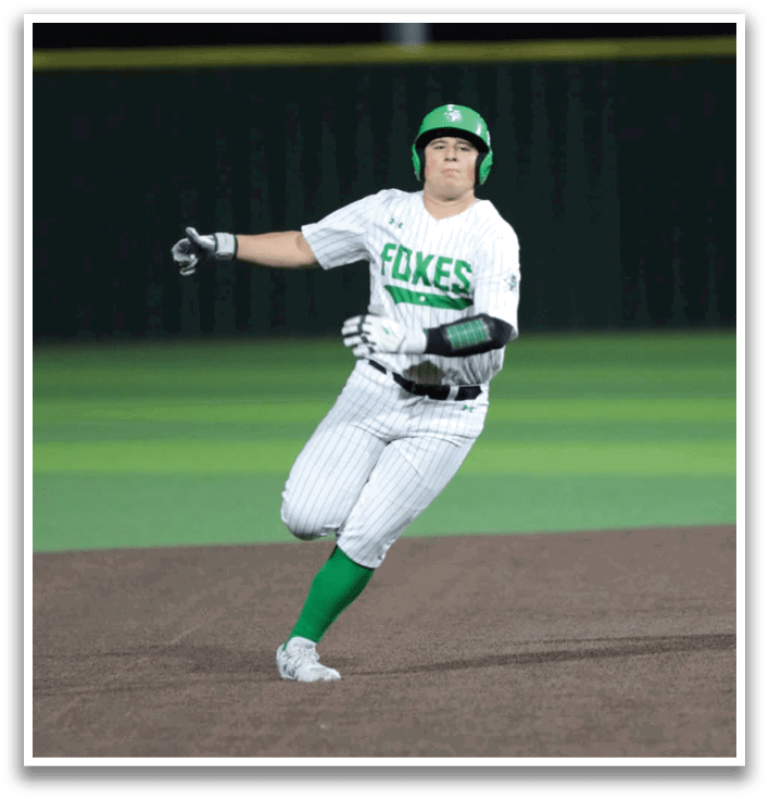 A baseball player wearing a green hat and white uniform is running on the field. Contenido generado con IA