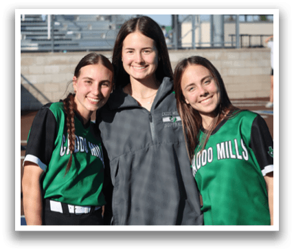 Three young girls pose for a picture on a baseball field. Contenido generado con IA