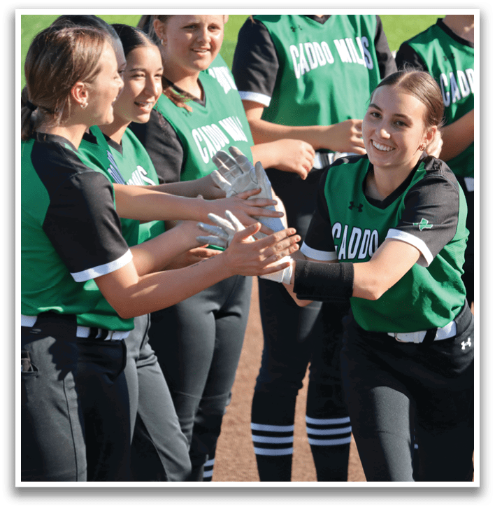 A group of girls are on a field, holding up trophies. Contenido generado con IA