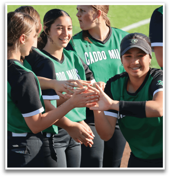 A group of female baseball players are shaking hands with each other. Contenido generado con IA