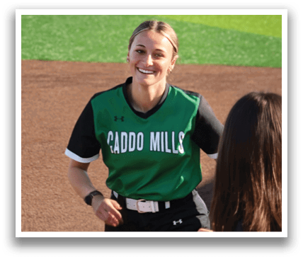 A woman wearing a green and black shirt is smiling and clapping. Contenido generado con IA