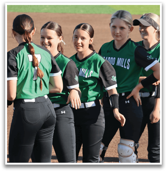 A group of female baseball players wearing green and black uniforms. Contenido generado con IA