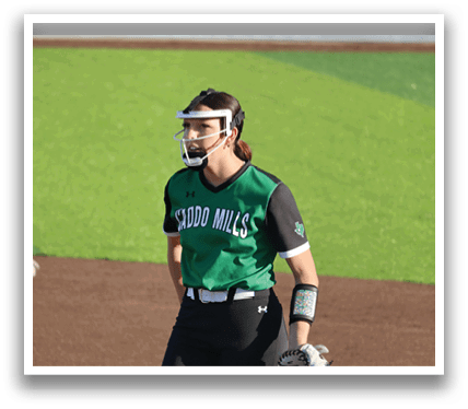 A female baseball player wearing a helmet and a green jersey. Contenido generado con IA