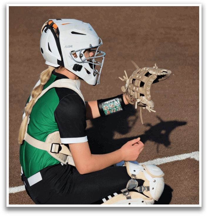 A girl wearing a catcher's mitt and kneeling on the ground. Contenido generado con IA