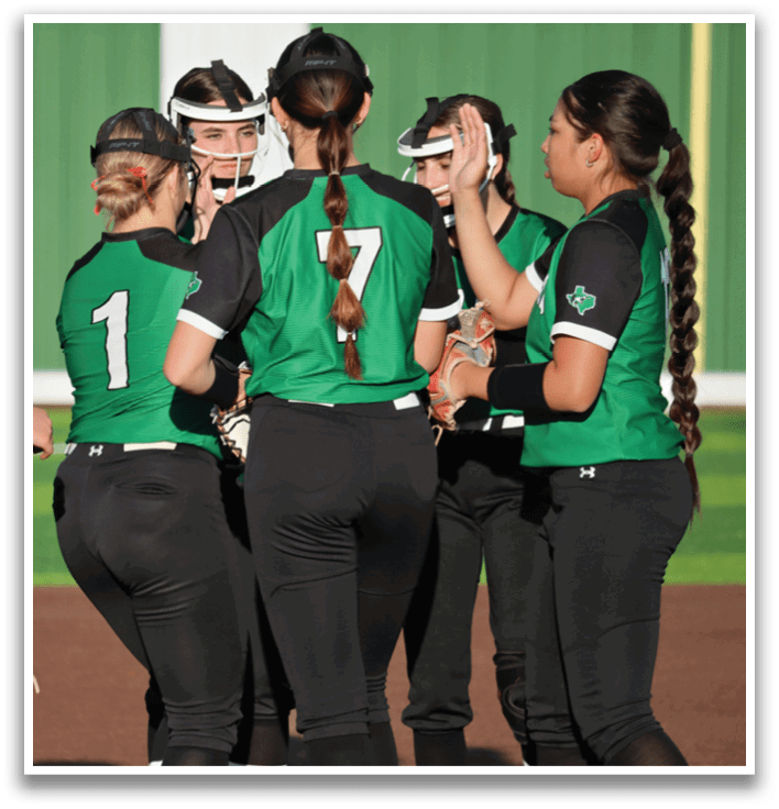 A group of female softball players wearing green and black uniforms are standing together on a field. Contenido generado con IA