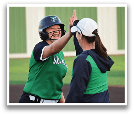 Two women are high-fiving each other on a field. Contenido generado con IA
