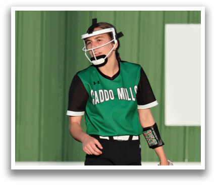 A female baseball player wearing a green and black uniform and a helmet. Contenido generado con IA