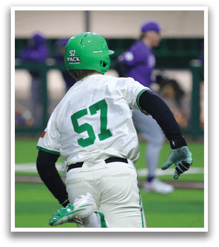 A baseball player wearing a green helmet and white uniform is running on the field. Contenido generado con IA