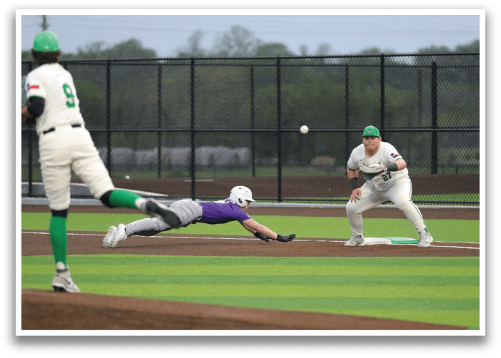 A baseball player slides into home base while the catcher tries to tag him out. Contenido generado con IA