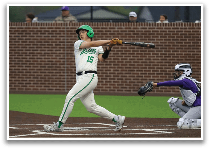 A baseball player in a green helmet is swinging a bat, while a catcher and an umpire watch. Contenido generado con IA