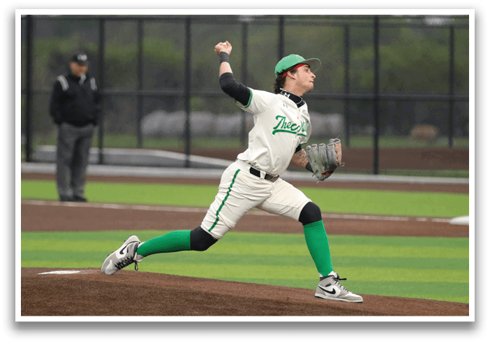 A baseball player in a white uniform is pitching a ball on a field. Contenido generado con IA