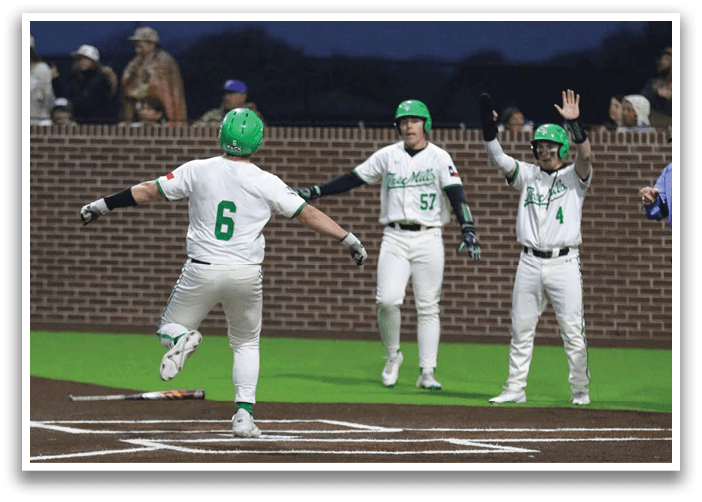 Baseball players celebrating on the field. Contenido generado con IA