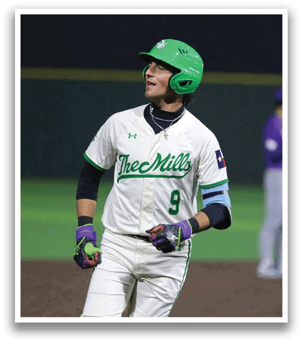 A baseball player wearing a green helmet and white uniform stands on a field. Contenido generado con IA