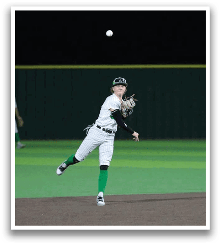 A baseball player in a white uniform is throwing a ball. Contenido generado con IA