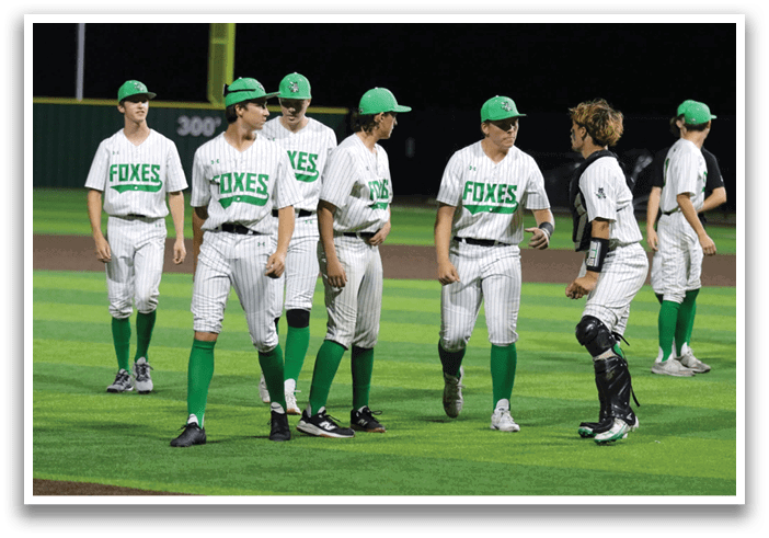 A group of baseball players wearing green and white uniforms are standing on a field. Contenido generado con IA