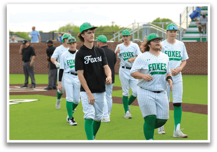 A group of young men wearing green and white uniforms are walking on a field. Contenido generado con IA