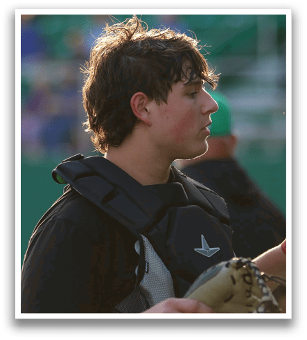 A baseball player wearing a black shirt and holding a baseball bat. Contenido generado con IA
