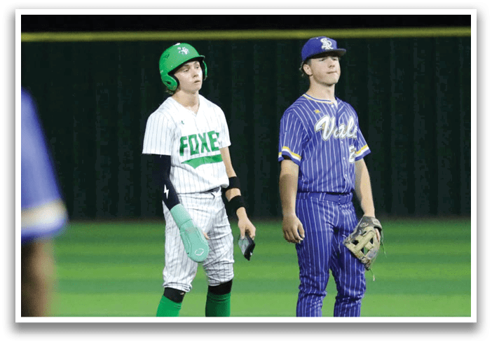 Two baseball players are standing on the field, one wearing a blue shirt and the other wearing a green and white uniform. They are both holding baseball gloves, ready to play. Contenido generado con IA