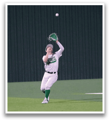 A baseball player in a white uniform is leaping to catch a ball. Contenido generado con IA