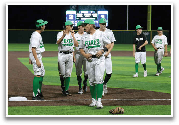 A group of baseball players wearing green and white uniforms are standing on a field. Contenido generado con IA