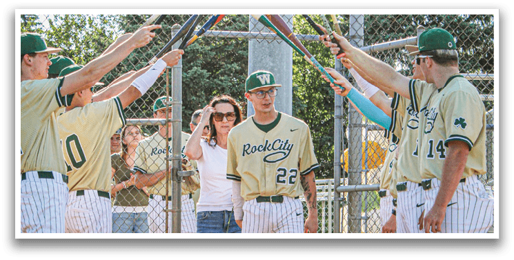 A group of baseball players posing for a picture. Description generated by AI