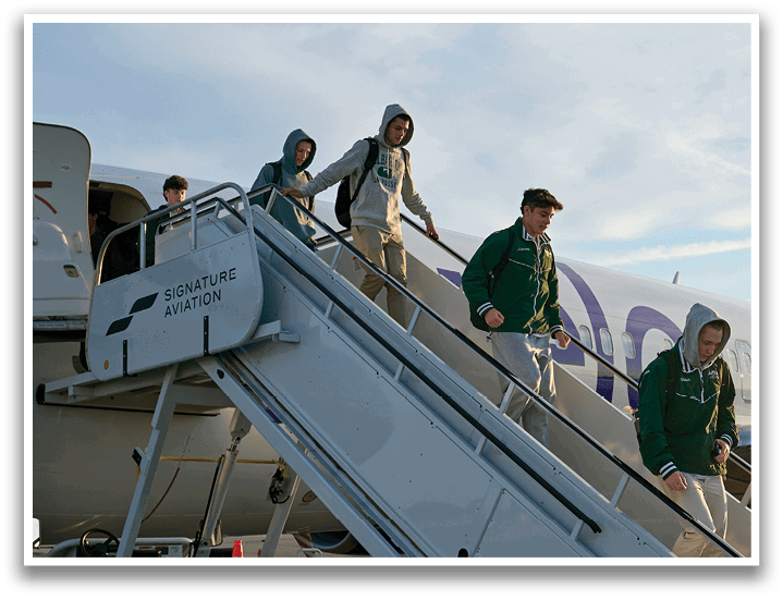 A group of people are getting off a plane. Description generated by AI