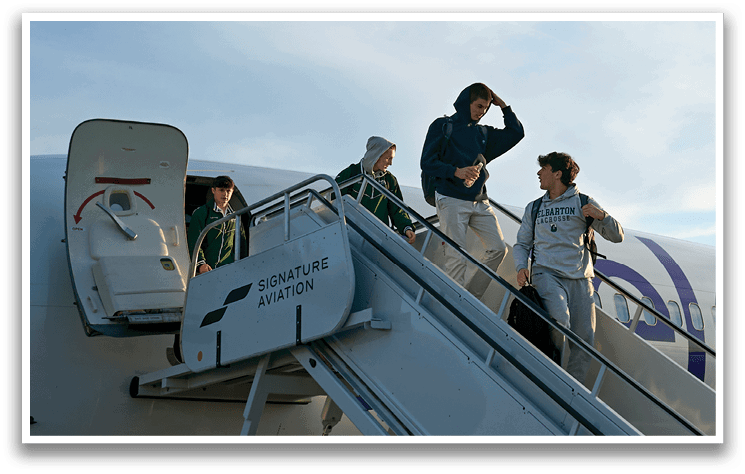 A group of people are getting off a plane. Description generated by AI