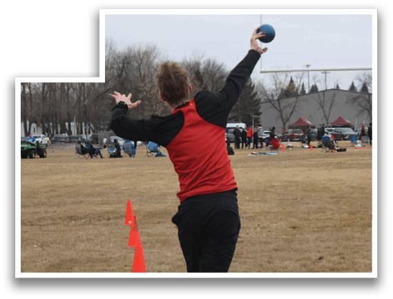 A man in a red vest is throwing a frisbee. Description generated by AI