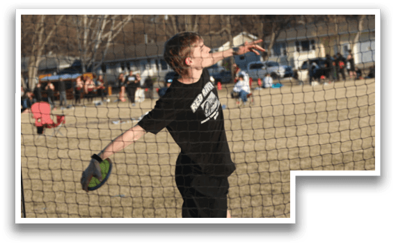 A man in a black shirt and black shorts is throwing a frisbee. Description generated by AI
