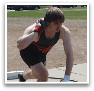 A man in a black and red tank top is throwing a disc. Description generated by AI
