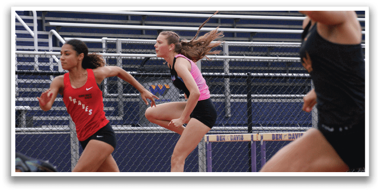 Two female athletes are competing in a high jump event. Contenido generado con IA
