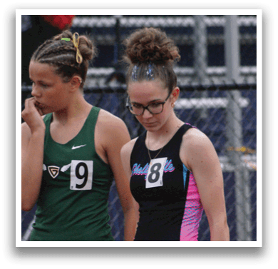 Three girls are running on a track, wearing uniforms. Contenido generado con IA