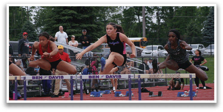 A group of girls are running on a track, with one girl in the lead. Contenido generado con IA