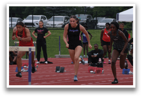 A group of girls are running on a track, with one girl in the lead. Contenido generado con IA