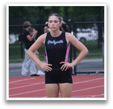 A woman running on a track with the number 5 on her shirt. Contenido generado con IA