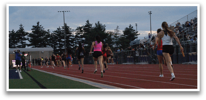 A group of people are running on a track, with some of them wearing shorts. Contenido generado con IA