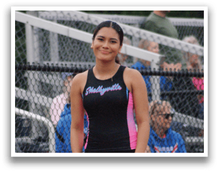 A female runner wearing a number 5 jersey is running on a track. Contenido generado con IA