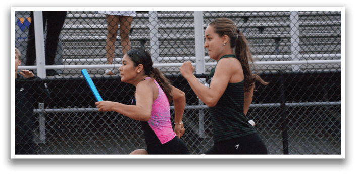 A woman wearing a black shirt and shorts is running on a track. Contenido generado con IA