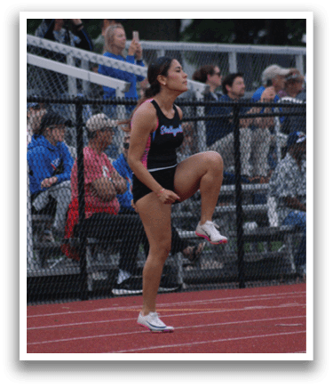A woman is running on a track while holding an umbrella. Contenido generado con IA