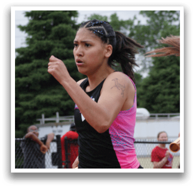 A woman is running on a track with a crowd of people watching. Contenido generado con IA