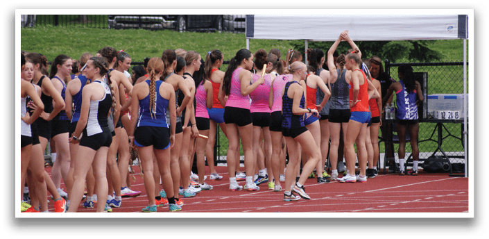 A group of female athletes wearing uniforms and standing on a track. Contenido generado con IA