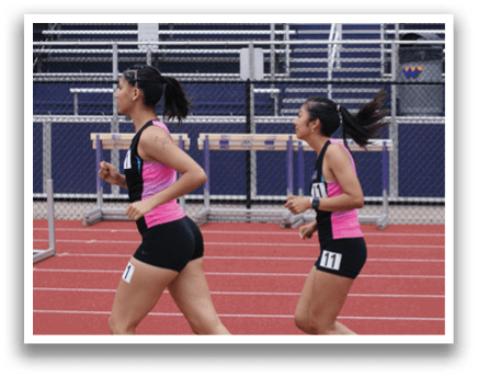 A woman running on a track with a blue frisbee in her hand. Contenido generado con IA